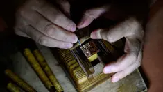 Pembuat stempel tinta tradisional Takahiro Makino, 44, mengukir karakter pada saputangan di Tokyo pada 9 Oktober 2020. Hanko atau stempel tinta tradisional digunakan untuk menandatangani segala sesuatu mulai dari tanda terima pengiriman hingga sertifikat pernikahan di Jepang. (Philip FONG/AFP)