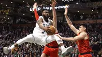 Guard Boston Celtics Jaylen Brown (kiri) beraksi pada laga NBA melawan Atlanta Hawks di TD Garden, Jumat (2/2/2018) atau Sabtu (3/2/2018) WIB. (AP Photo/Mary Schwalm)