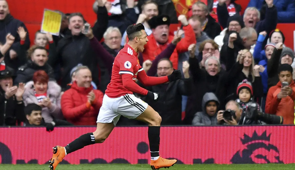 Pemain Manchester United, Alexis Sanchez merayakan golnya ke gawang Swansea City pada laga Premier League di Old Trafford, (31/3/2018).  Manchester United menang 2-0. (Anthony Devlin/PA via AP)