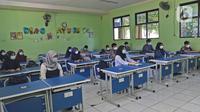Sejumlah siswa mengikuti kegiatan belajar tatap muka di SMP Negeri 2 Bekasi, Selasa (23/3/2021). Pemerintah Kota Bekasi mengizinkan sejumlah sekolah yang berada di Zona Hijau mengadakan pembelajaran tatap muka atau PTM dengan mengikuti pedoman protocol. (Liputan6.com/Herman Zakharia)