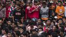 Suporter Persija Jakarta, The Jakmania, antri tiket jelang laga final Piala Presiden di sekitar SUGBK, Jakarta, Sabtu (17/2/2018). Persija akan melawan Bali United. (Bola.com/Vitalis Yogi Trisna)