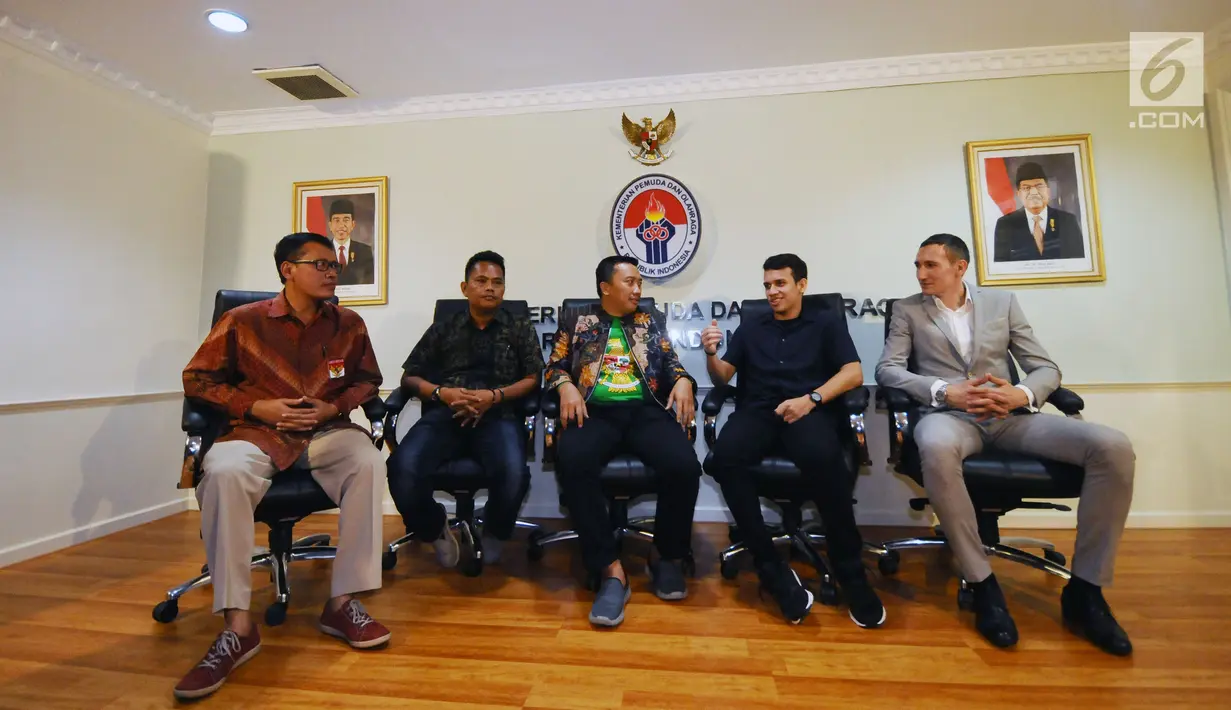 Pemain Timnas Indonesia U-19, Egy Maulana Vikri (kedua kanan) memberi keterangan bersama Menpora Imam Nahrawi di gedung Kemenpora, Jakarta, Jumat (5/1). Egy melaporkan perkembangan hasil percobaan bermain di Prancis. (Liputan6.com/Helmi Fithriansyah)