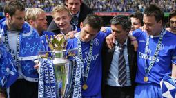 Selebrasi gelandang Chelsea, Frank Lampard (tengah) dengan trofi juara Liga Inggris 2004/2005 dalam acara perayaan gelar usai laga menghadapi Charlton Athletic di Stamford Bridge, London (7/5/2005). Frank Lampard menghuni posisi keempat daftar 10 pemain dengan penampilan terbanyak di Liga Inggris dengan 609 penampilan. Total membela 3 klub, ia tercatat tiga kali meraih trofi Liga Inggris hanya bersama Chelsea pada musim 2004/2005, 2005/2006 dan 2009/2010. (AFP/Adrian Dennis)