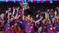 Ronald Araujo dari Barcelona mengangkat trofi setelah mengalahkan Real Madrid dengan skor 2-0 untuk menjuarai Liga Spanyol (La Liga) dengan tiga pertandingan tersisa, di Barcelona, Spanyol, Minggu, 10 Mei 2026. (AP Photo/Joan Mateu Parra)