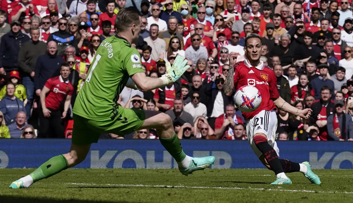 Gelandang Manchester United, Antony melepaskan tendangan yang masih mampu dimentahkan kiper Everton, Jordan Pickford pada laga lanjutan pekan ke-30 Liga Inggris 2022/2023, Sabtu (8/4/2023) di Old Trafford Stadium, Manchester. (AP Photo/Dave Thompson)