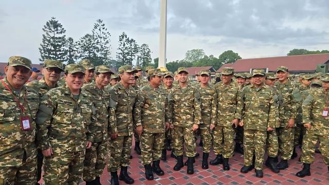 Menteri Pakai Baju Loreng