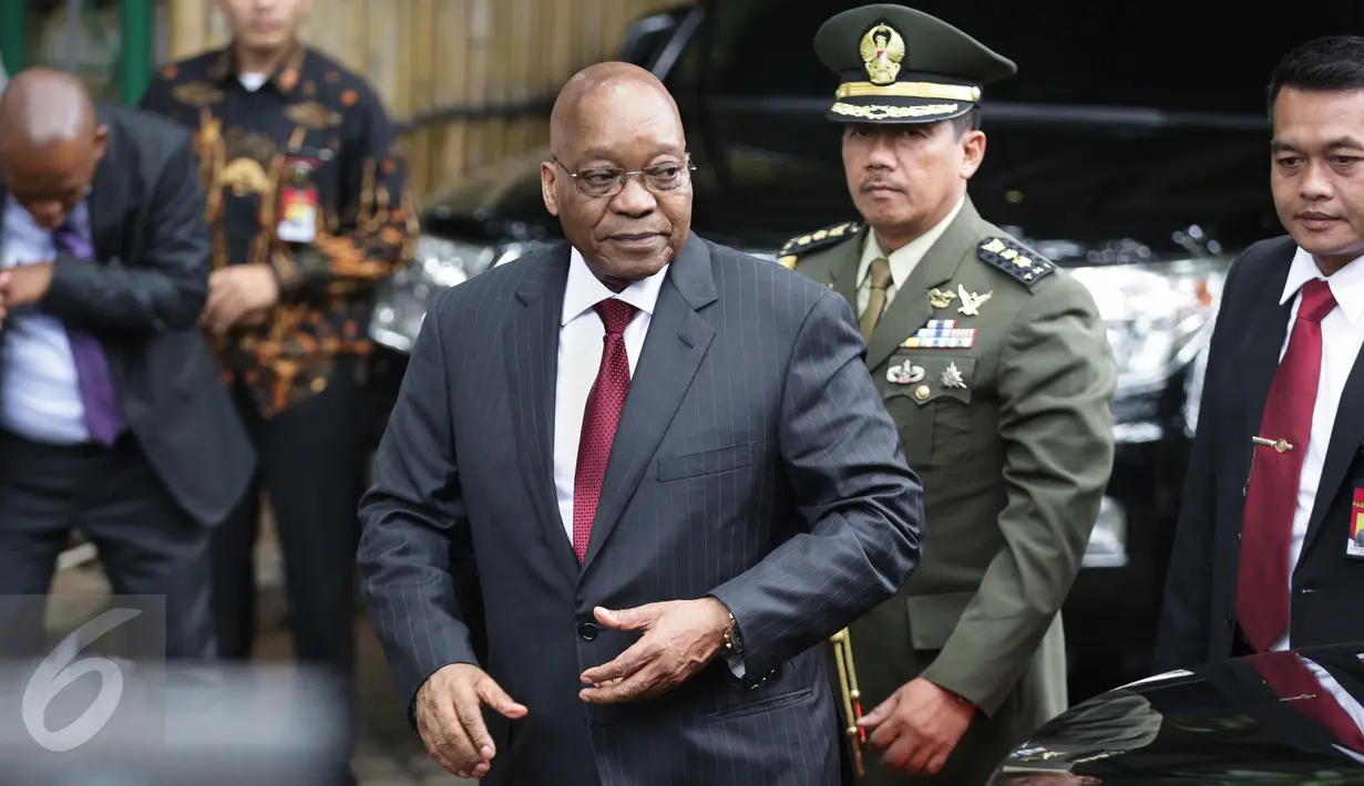 Presiden Afrika Selatan Jacob Zuma tiba di kediamaan Megawati, Jakarta, Rabu (8/3). Dalam pertemuan itu, kedua tokoh negara membahas mengenai sejarah Presiden RI pertama Soekarno yang memiliki hubungan baik dengan Afsel. (Liputan6.com/Faizal Fanani)