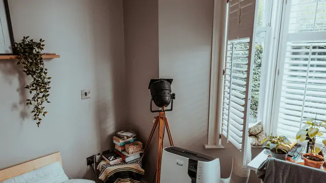 Apa Itu Dehumidifier. Photo by Samuel Regan-Asante on Unsplash