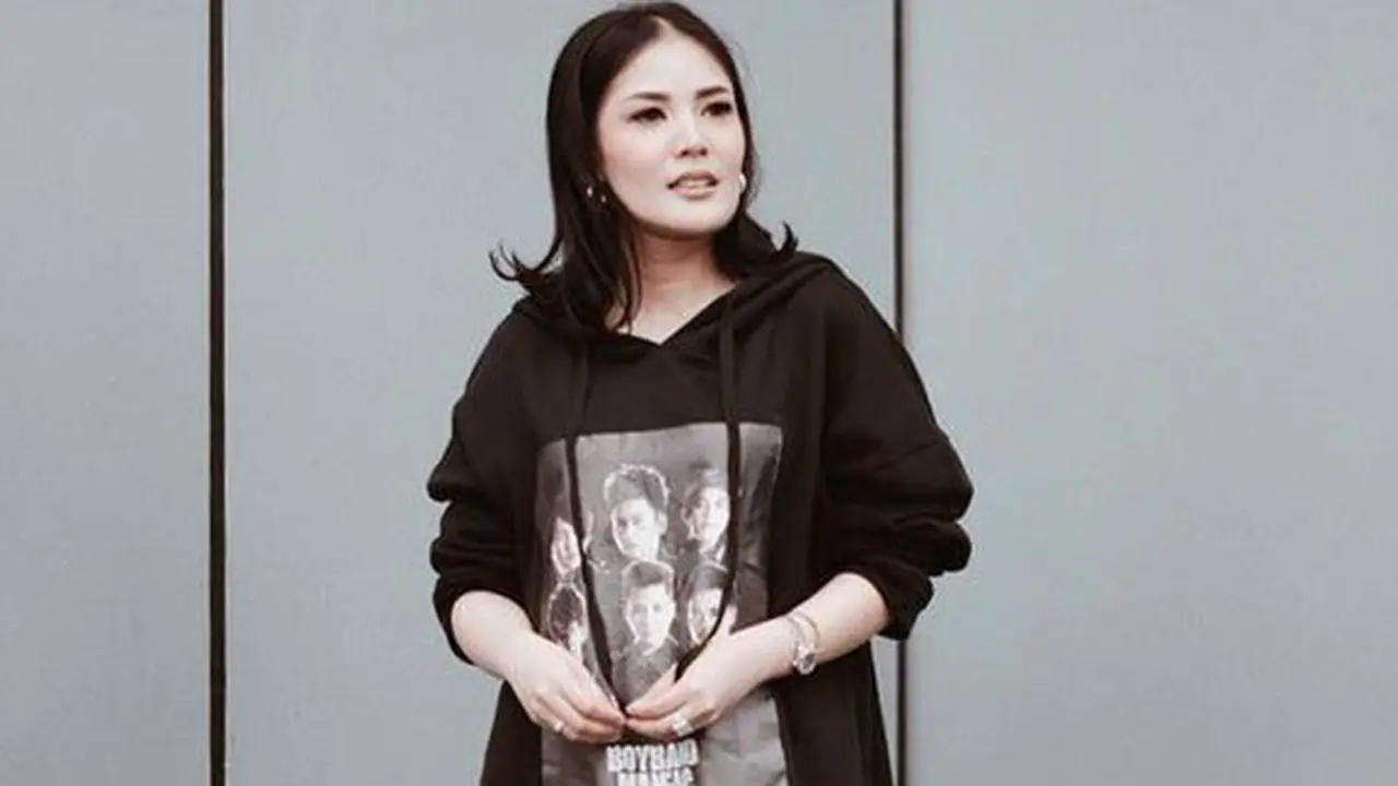 Nindy tampil semakin stylish dengan sepatu boots warna silver./Copyright instagram.com/nindyparasadyharsono