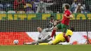 Pemain Portugal Diogo Jota mencetak gol ke gawang Swedia pada pertandingan UEFA Nations League di Stadion Jose Alvalade, Lisbon, Portugal, Rabu (14/10/2020). Portugal menang 3-0. (AP Photo/Armando Franca)