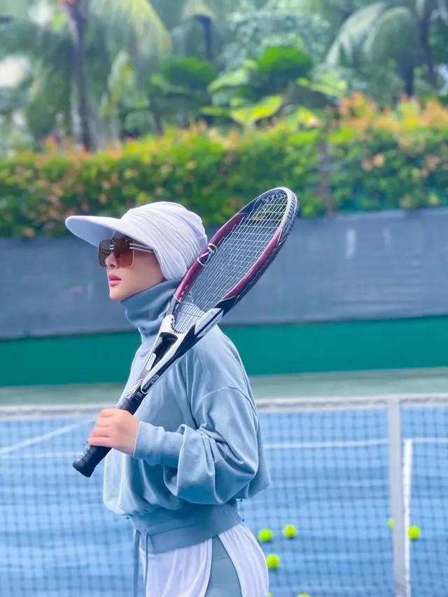 Potret Syahrini saat main tenis, penampilan tetap stylish