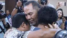 Bupati nonaktif Hulu Sungai Tengah, Abdul Latif memeluk anak-anaknya usai menjalani sidang putusan di Pengadilan Tipikor, Jakarta, Kamis (20/9). Abdul Latif divonis 6 tahun penjara, denda Rp 300 juta3 bulan kurungan. (Liputan6.com/Helmi Fithriansyah)