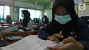 Siswi SMK PB Soedirman jurusan akuntansi melakukan persiapan Uji Sertifikasi Kompetensi (USK) bagi para siswa kelas XII di SMK PB Soedirman, Jakarta, Selasa (6/4/2021). USK dilakukan di tengah pandemi COVID-19. (Liputan6.com/Herman Zakharia)
