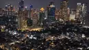 Pramono Anung menilai upaya ini sebagai langkah dalam modernisasi sistem keamanan dan pemantauan kota. Tampak foto udara memperlihatkan suasana malam gedung-gedung bertingkat di kawasan Sudirman, Jakarta, Selasa (7/4/2026). (merdeka.com/Arie Basuki)