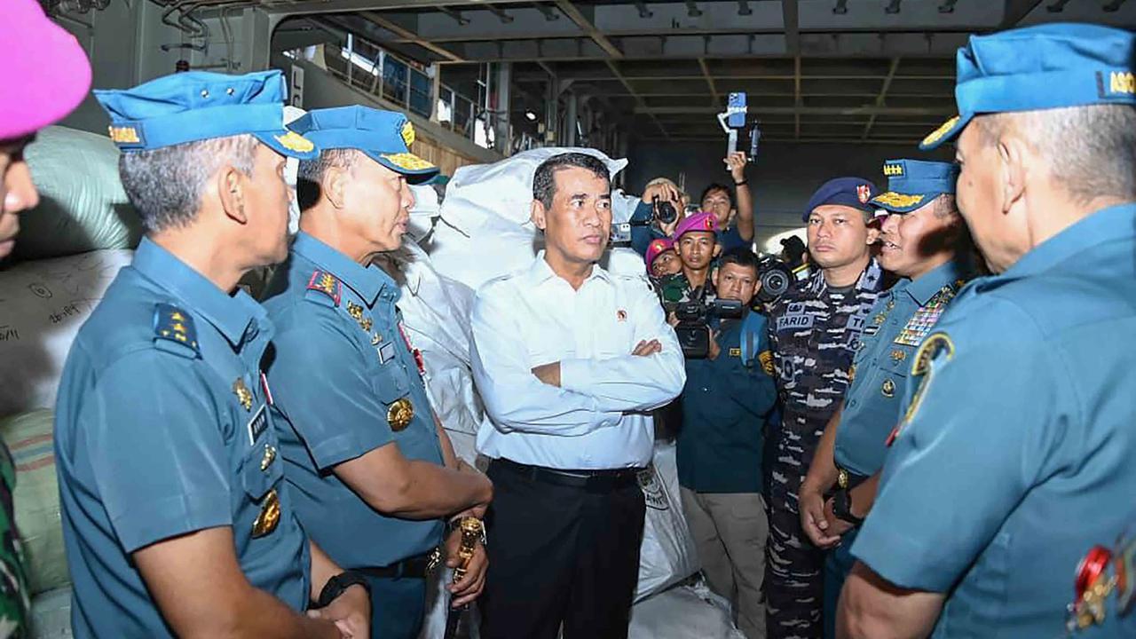 FOTO: Mentan dan Kasal Lepas Bantuan Banjir Tahap III ke Aceh Sumut dan Sumbar