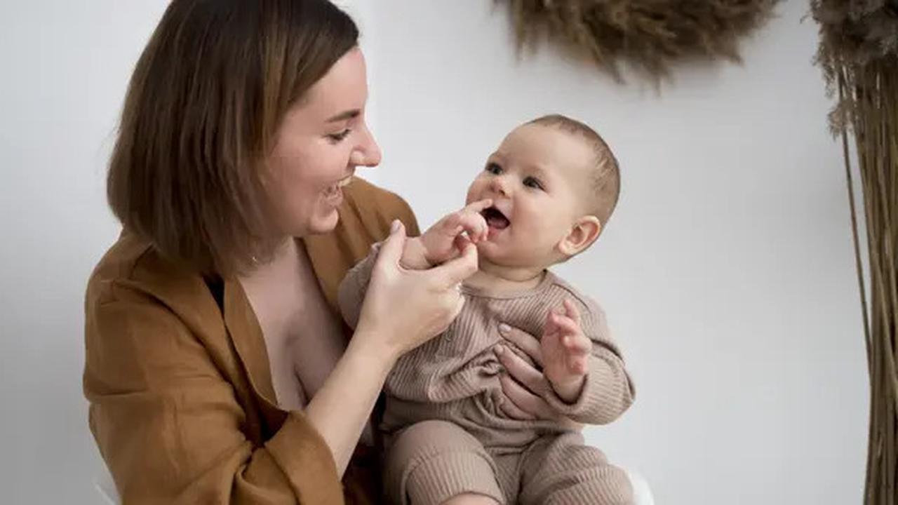 Panduan bagi Orangtua untuk Merawat Bayi yang sedang Tumgi atau Tumbuh Gigi