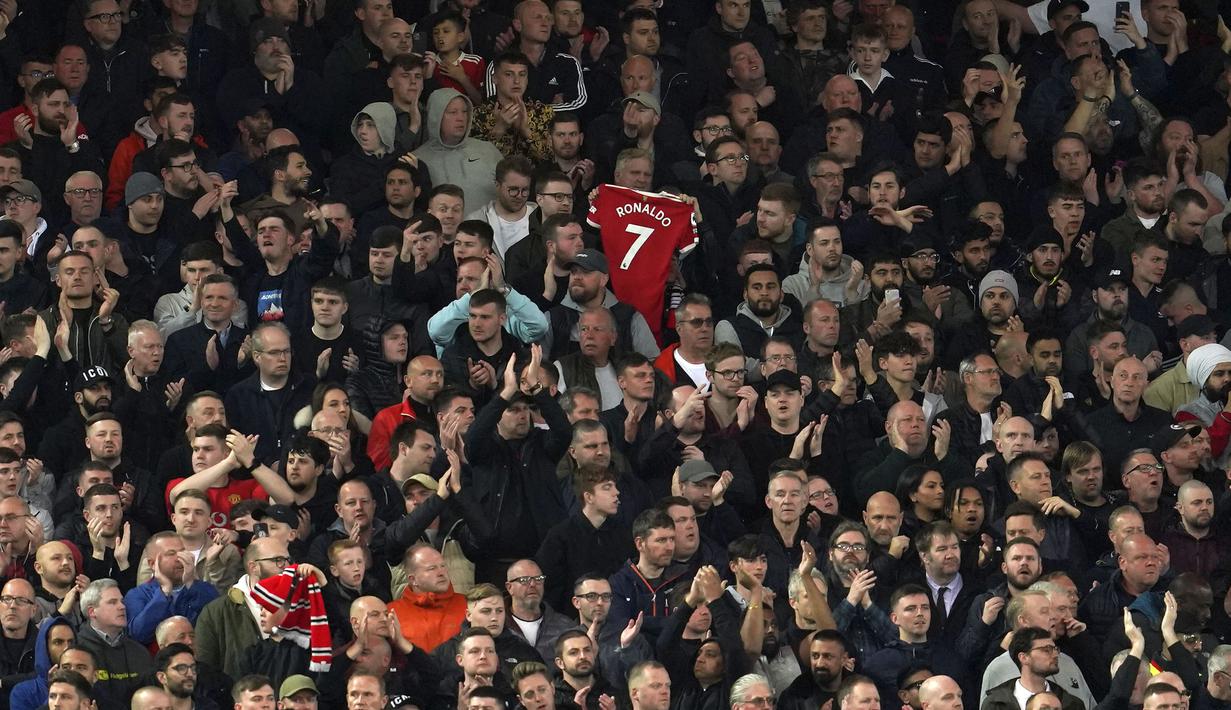 Ada momen menyejukkan saat Liverpool menjamu Manchester United di Anfield. Pendukung Liverpool atau yang sering dijuluki para Kopites memberikan dukungan untuk mega bintang MU, Cristiano Ronaldo yang sedang berduka karena kehilangan bayi laki-lakinya. (AP/Jon Super)