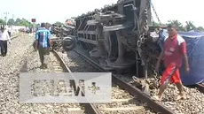 Kereta Barang terguling pada Senin (25/4/2016) di Stasiun Batang, Jawa Tengah. Jalur Kereta Api Surabaya-Jakarta terganggu