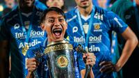 Gelandang muda Persib Bandung berusia 22 tahun, Beckham Putra Nugraha bahagia setelah meraih gelar juara BRI Liga 1 2023/2024, apalagi ia juga turut menyumbang satu gol dalam kemenangan 3-1 atas Madura United pada laga final leg kedua, Jumat (31/5/2024). Medali juara di level senior ini terasa lengkap karena ia sebelumnya juga sukses di level kelompok umur U-16 dan U-19 dengan trofi juara bersama Persib Bandung. (Bola.com/Bagaskara Lazuardi)