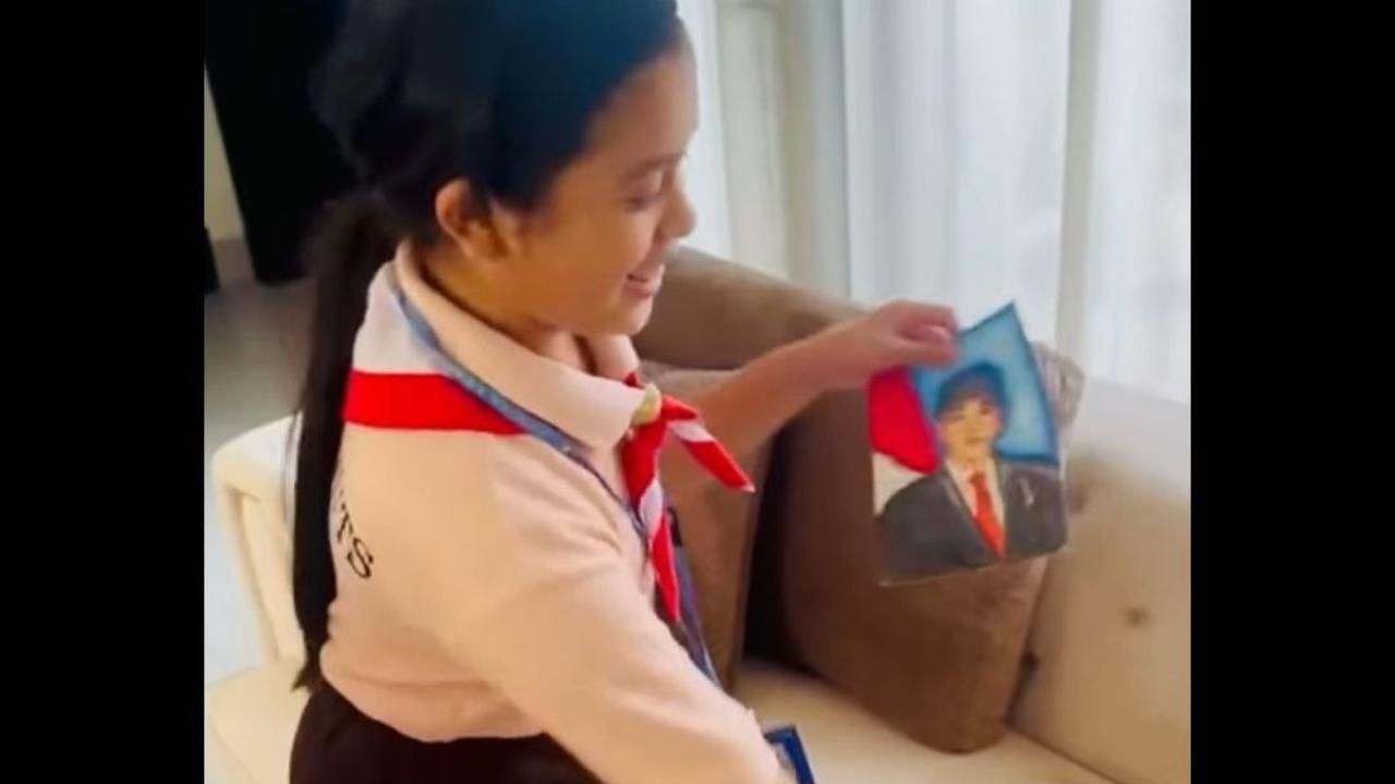 Vino G Bastian dan Marsha Timothy kemudian memperlihatkan gambar yang telah ditandatangani oleh Presiden Jokowi kepada Jizzy. Tampak Jizzy yang begitu kegirangan gambar karyanya diapresiasi Presiden Jokowi.<br>