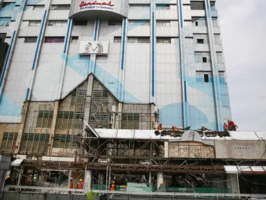 Petugas melakukan proses pemugaran pusat perbelanjaan Sarinah, Jakarta, Jumat (30/10/2020). Proyek transformasi Sarinah yang dicanangkan pada Agustus 2020 itu dijadwalkan selesai Agustus 2021. Pemugaran dilakukan dengan tetap mempertahankan aspek sejarah Gedung Sarinah. (Liputan6.com/Faizal Fanani)