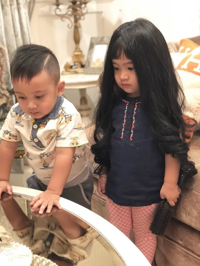 6 Potret Raja dan Ratu, Keponakan Kembar Syahrini yang Menggemaskan