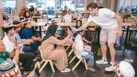 Pemain asing Persebaya Surabaya, Dejan Tumbas, hadir dalam sebuah kegiatan bertajuk RAmadan Ceria di Surabaya, Minggu (23/3/2025). (Bola.com/Aditya Wany)