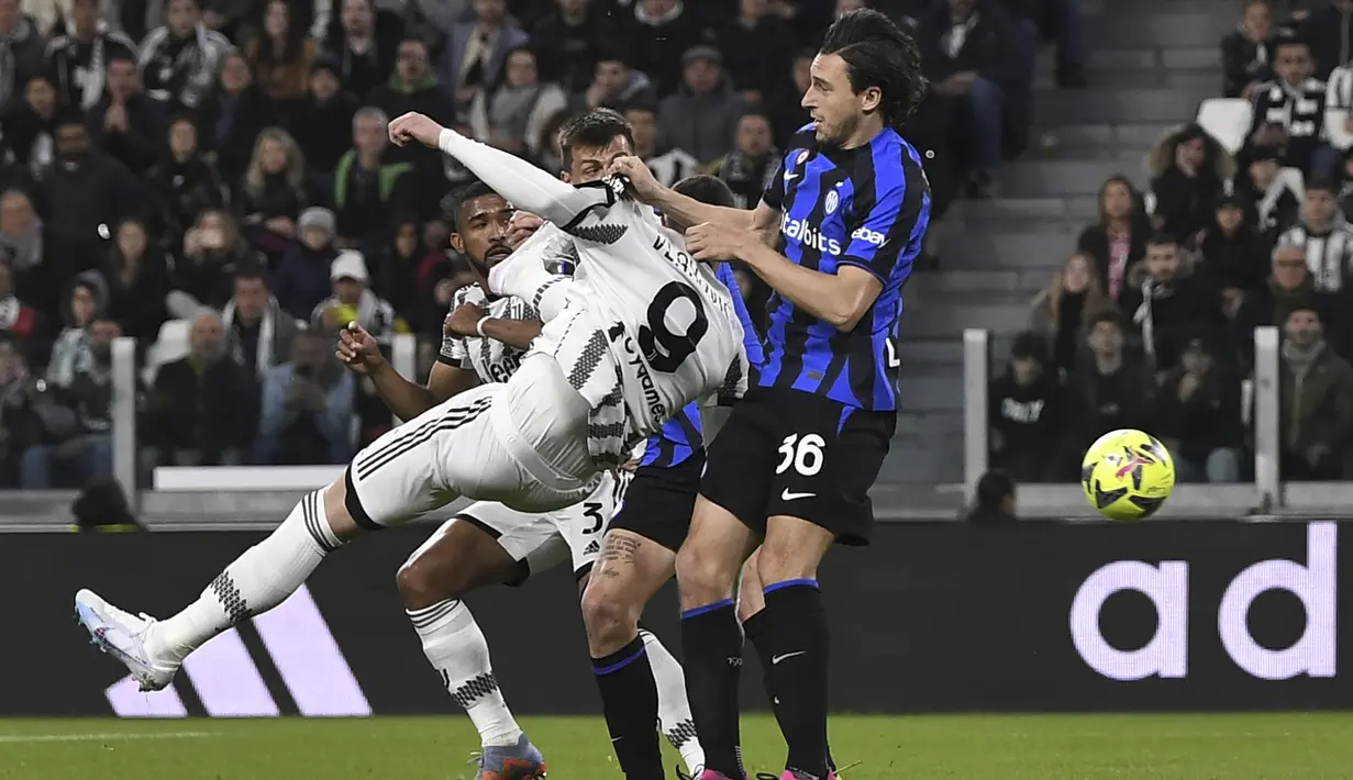 Striker Juventus, Dusan Vlahovic (kiri) berusaha mencetak gol saat ditempel ketat bek Inter Milan, Matteo Darmian pada laga leg pertama semifinal Coppa Italia 2022/2023 di Allianz Stadium, Turin, Rabu (5/4/2023) dini hari WIB. (LaPresse via AP Photo/Fabio Ferrari)