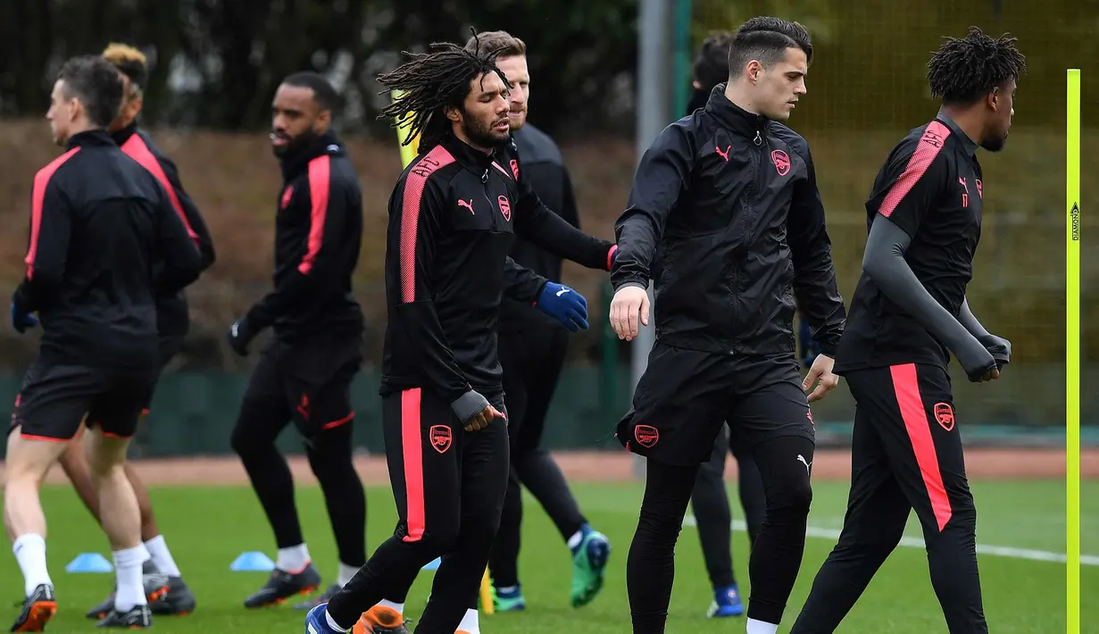 Para pemain Arsenal melakukan pemanasan selama latihan di London Colney Arsenal, Inggris (4/4). Arsenal akan bertanding melawan wakil Rusia, CSKA Moscow pada leg pertama babak perempat final Liga Europa. (AFP Photo/Ben Stansall)
