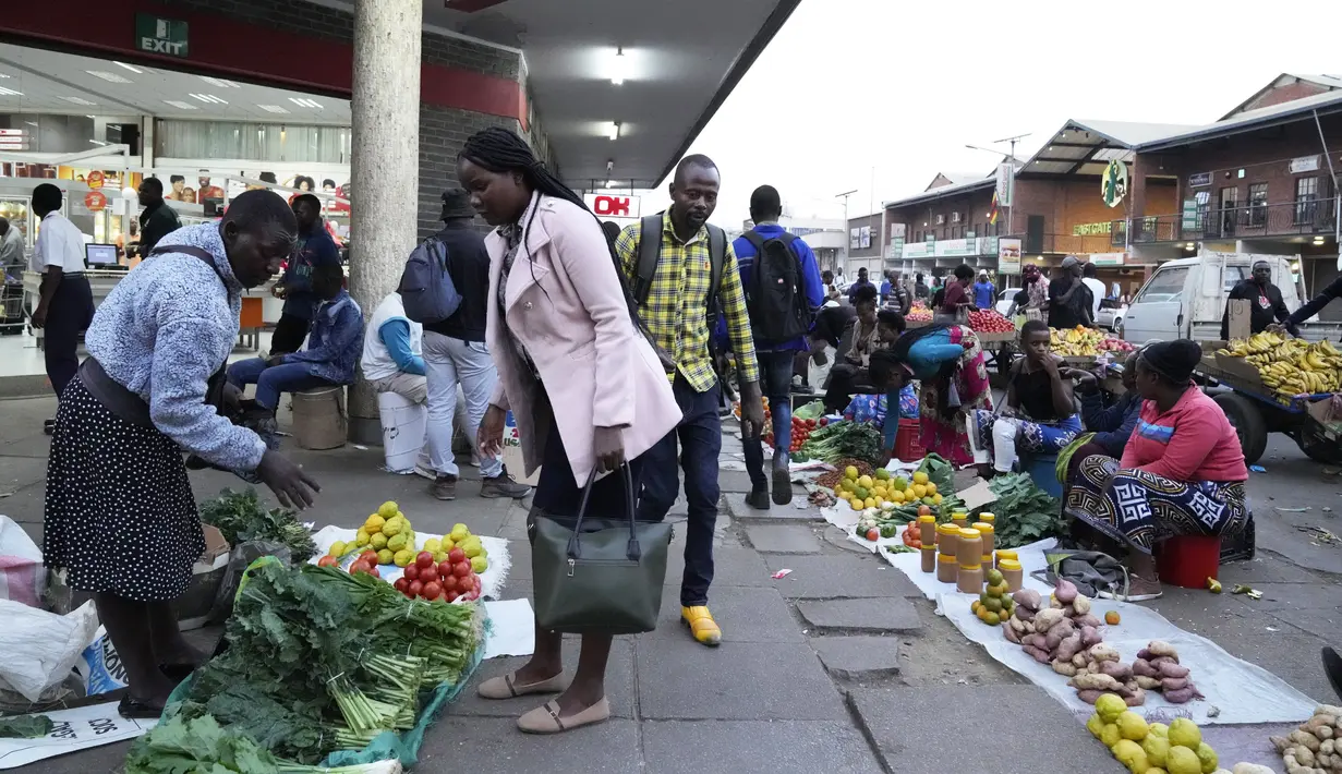 Para pembeli di Zimbabwe semakin beralih ke pedagang kaki lima untuk membeli apa yang mereka butuhkan karena nilai mata uang lokal anjlok terhadap dolar AS. (AP Photo/Tsvangirayi Mukwazhi)