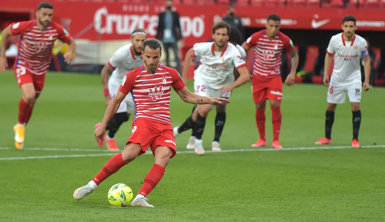 Striker Granada, Roberto Soldado memperkecil skor menjadi 1-2 lewat golnya di menit ke-90 melalui eksekusi penalti. (AFP/Cristina Quicler)