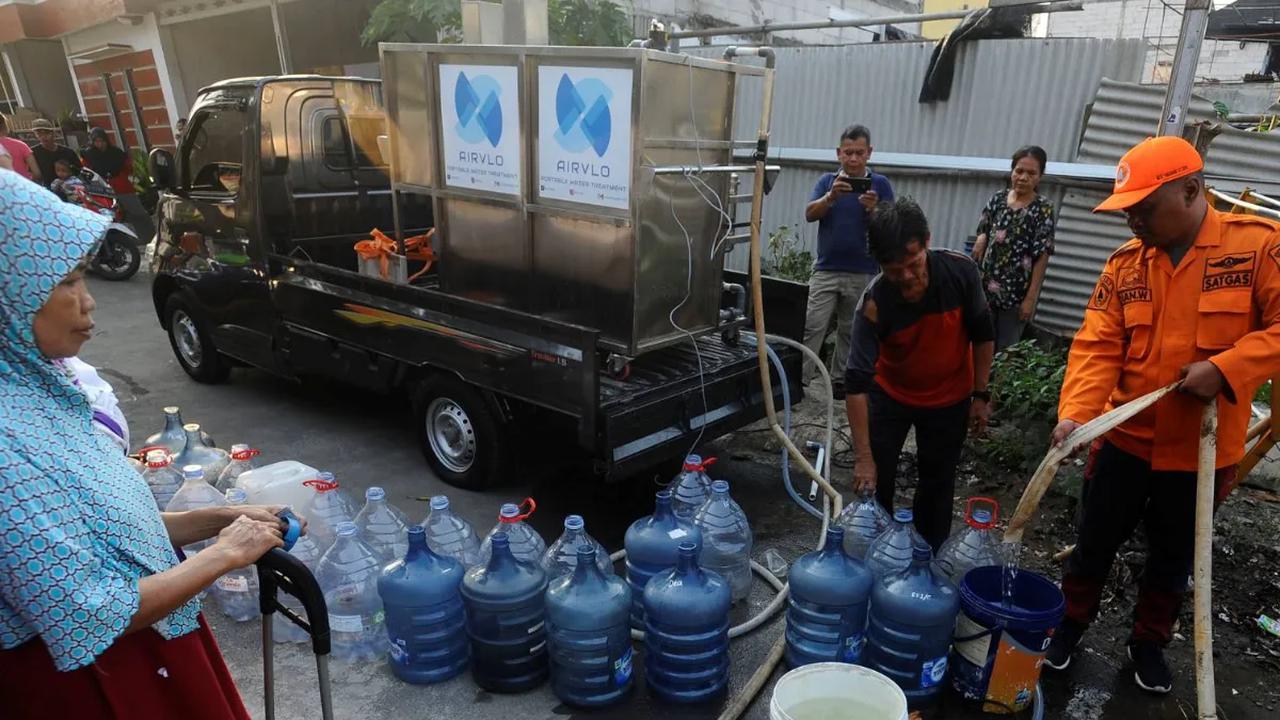 Petugas Badan Penanggulangan Bencana Daerah (BPBD) Tangerang Selatan mendistribusikan air bersih hasil dari pengolah alat penjernih air yang diambil dari air sungai yang kotor   di kawasan Kranggan, Tangerang Selatan, Banten, Senin (09/10/2023).