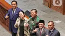 Ketua DPR Puan Maharani didampingi Wakil Ketua DPR Muhaimin Iskandar, Rachmad Gobel dan Lodewijk Freidrich Paulus berfoto bersama Calon Panglima TNI Laksamana TNI Yudo Margono dalam Rapat Paripurna Ke-12 Masa Persidangan II Tahun Sidang 2022-2023 di Kompleks Parlemen, Senayan, Jakarta, Selasa (13/12/2022). Paripurna DPR RI mengesahkan Laksamana TNI Yudo Margono menjadi Panglima TNI. (Liputan6.com/Angga Yuniar)