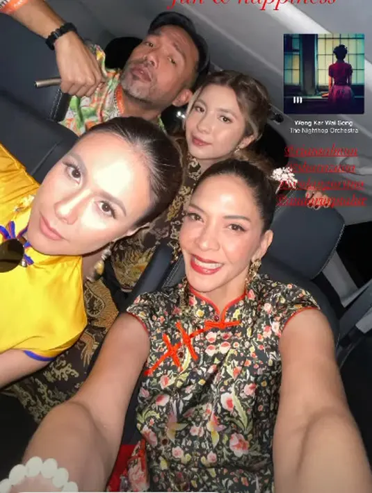 Sedangkan Shalom Razade tampil lebih fierce dengan cheongsam hitam keemasan bermotif naga [@sharazaaa]