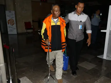  Tersangka korupsi Direktur Pengelola Informasi Administrasi Kependudukan Direktorat Jenderal Kependudukan dan Catatan Sipil Kementerian Dalam Negeri, Sugiharto, usai menjalani pemeriksaan di KPK, Jakarta, Selasa (25/10). (Liputan6.com/Helmi Afandi)