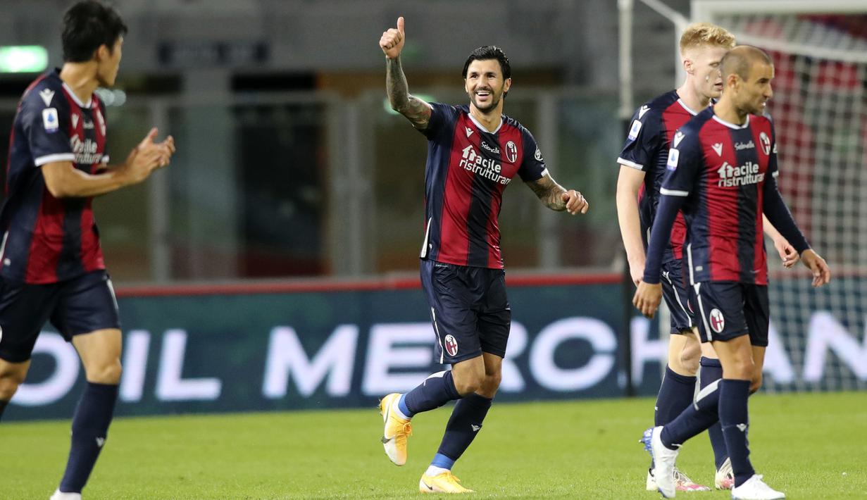 Gelandang Bologna, Roberto Soriano, merayakan gol yang dicetaknya ke gawang Parma pada laga lanjutan Liga Italia di di Stadion Renato Dell'Ara, Selasa (29/9/2020) dini hari WIB. Bolongna menang 4-1 atas Parma. (Filippo Rubin/LaPresse via AP)