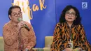 Presdir PT Visa Worldwide Indonesia Riko Abdurrahman (kiri) memberikan paparan pada peluncuran program Literasi Keuangan #IbuBerbagiBijak 2019 di Jakarta, Selasa (23/7/2019). Program yang menggandeng UMKM bertujuan membekali para pelaku usaha perempuan. (Liputan6.com/Fery Pradolo)
