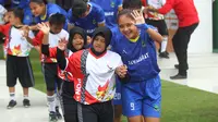 Anak-anak down syndrome berhak mendapat kesempatan untuk berinteraksi. Mereka juga bagian dari masyarakat yang bisa menunjukkan potensinya di hadapan publik. (Bola.com/Aditya Wany)