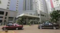 Sejumlah mobil Mercy Boxer saat tiba di wisma Atlet Kemayoran, Jakarta, Sabtu (18/4/2020). Komunitas Mercy Boxer Lis Betjak Indonesia dan Wija Truss memberikan donasi berupa Vitamin C dan susu UHT untuk menjaga stamina para tenaga medis yang merawat pasien Covid-19. (Liputan6.com/Fery Pradolo)