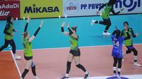 Para pemain Jakarta Pertamina Fastron berselebrasi dalam pertandingan seri ketiga final four PLN Mobile Proliga 2023 melawan Jakarta BIN di GOR Sritex Arena, Solo, Jumat, 10 Maret 2023. Jakarta Pertamina Fastron mengalahkan Jakarta BIN&nbsp;3-0 (25-27, 25-23, 25-18, 25-18). (foto: Proliga)