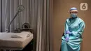 dr. Maria Fransisca Liu berpose seusai melakukan perawatan wajah ke pasien di klinik kecantikan ERHA, Jakarta, Jumat (19/06/2020). Perawatan wajah dengan protokol kesehatan tetap menjadi prioritas klinik kecantikan di era new normal saat pandemi COVID-19. (Liputan6.com/Herman Zakharia)