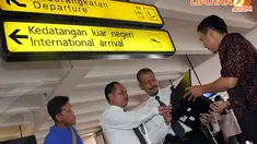Kamis (20/03/14) pengunjung bandara diperiksa untuk mencegah barang pelanggaran hak cipta (Liputan6.com/Faisal R Syam)