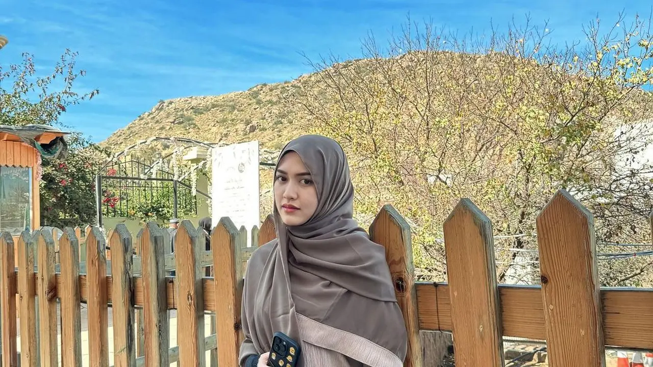Potret Cantik Happy Asmara saat Kenakan Hijab, Auranya Makin Adem dan Teduh