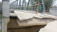 Jembatan Talemo II di Kecamatan Buay Pemaca, Ogan Komering Ulu (OKU) Selatan, Sumatera Selatan rusak parah dan nyaris ambruk. (Liputan6.com/Raden Fajar)
