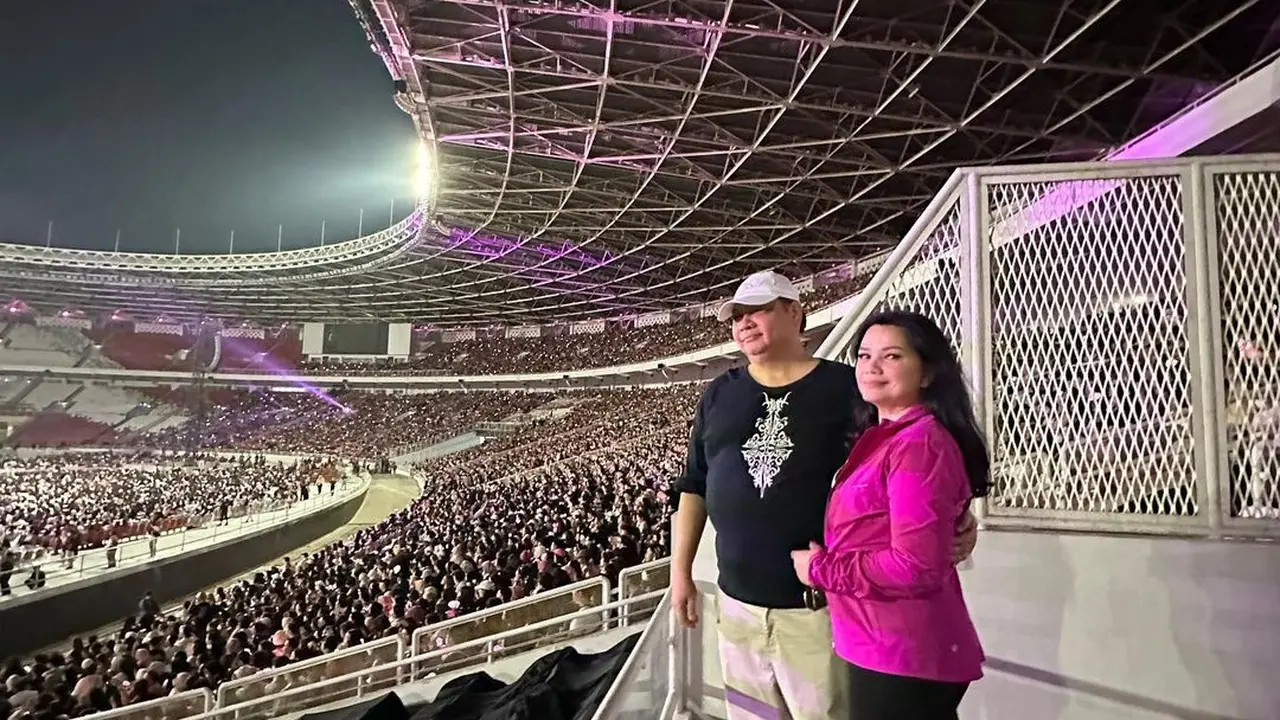 Gaya Kasual Istri Menko Perekonomian Airlangga Hartanto Saat Foto Bareng BLACKPINK