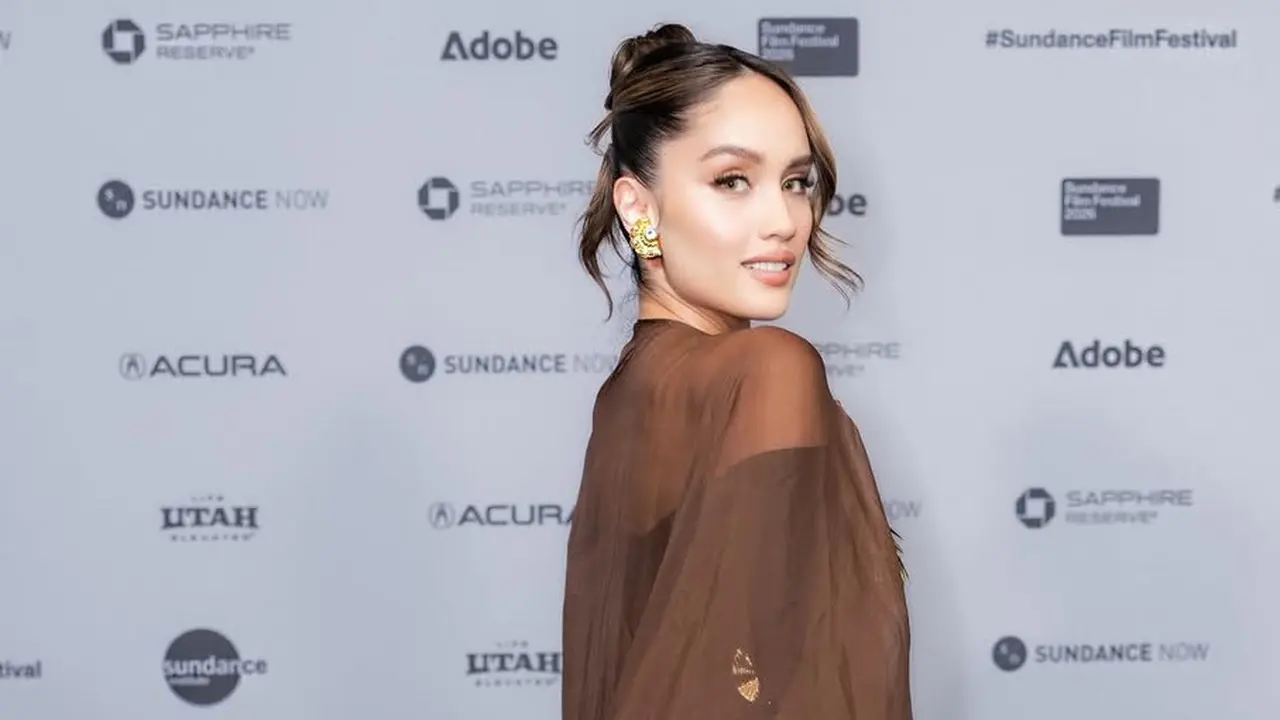 Cinta Laura di Sundance Film Festival dengan tampilan memerlihatkan identitas Indonesia. [@claurakiehl]