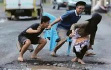 10 Potret Meme Seputar Jalan Rusak Ini Bikin Ngakak, Teguran Halus Untuk Otoritas