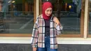 Reza Zakarya lagi-lagi kepincut dengan wanita yang bukan dari kalangan selebriti. Bagaimana tidak?Penampilan Amira Karaman yang begitu menawan ini tak kalah stylish dari para artis Tanah Air. Wanita asal Surabaya ini tampak trendi memakai fashion hijab dan kemeja motif kotak-kotak, yang dipadupadankan dengan celana jeans. (Liputan6.com/IG/@amira_krmn)