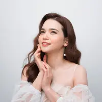 Seorang perempuan sedang berpose menopang dagu (Foto Dok: Freepik/makistock).