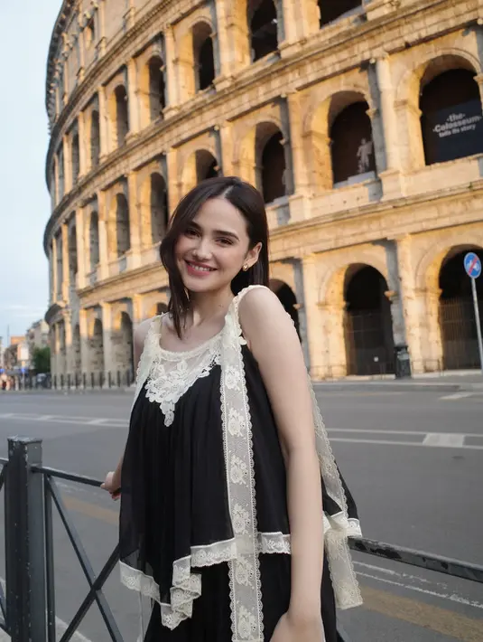 Usai rayakan ulang tahun El Rumi, Syifa Hadju tampil memikat berkeliling Italia dengan busana kasual [@syifahadju]